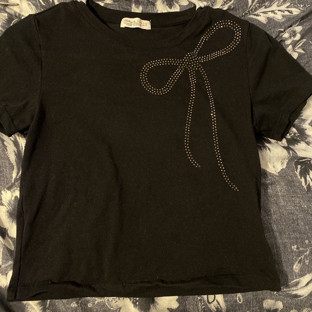 Black cropped shirt with a bow - Picture 1 of 2
